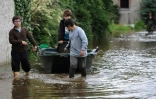 De jeunes gens tirent un bateau dans une rue inondée à Monthou-sur-Bievre (Loir-et-Cher le 3 juin 2016