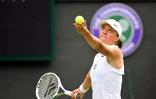 La Polonaise Iga Swiatek sert contre la Néerlandaise Lesley Pattinama au 2e tour de Wimbledon, le 30 juin 2022 à Londres