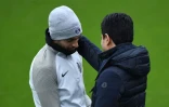 Javier Pastore avec le président qatari du PSG Nasser Al-Khelaïfi, au camp d'entraînement du club, le 21 novembre 2017