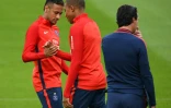 Le Brésilien Neymar Jr (G) et le Français Kylian Mbappé (D) au Camp des Loges le 6 septembre 2016, les deux joueurs les plus chers au monde doivent enfin permettre au PSG de remplir ses objectifs européens