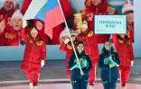 Des membres de la délégation russe lors de la cérémonie d'ouverture des Jeux paralympiques de Milan-Cortina, le 6 mars 2026 à Vérone