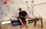 Majed-al-Imari, un déplacé palestinien de 32 ans amputé après des blessures durant le conflit en cours à Gaza fixe une prothèse dans une tente à Deir-al-Balah, dans le centre de la bande de Gaza, le 6 juillet 2024