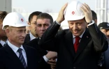 Le président Vladimir Poutine (g) et le Premier ministre turc Recep Tayyip Erdogan (d) lors de l'inauguaration du gazoduc Blue Stream, à Durusu, au nord de la Turquie, le 17 novembre 2005