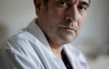 Le psychiatre hospitalier Fayçal Mouaffak, fondateur du Centre renforcé d'urgences psychiatriques au sein de l'hôpital Delafontaine à Saint-Denis en Seine-Saint-Denis, y pose pour un portrait le 17 juin 2026