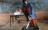 Un homme dépose son bulletin dans l'urne à Ciri, dans le nord du Burundi, le 14 mai 2018