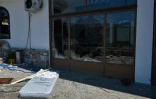 Un hôtel saccagé par des habitants du village d'Arnissa, le 8 mai 2020 en Grèce