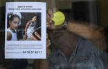 Un commerçant affiche un appel à témoins, le 28 août 2017 à Pont-de-Beauvoisin, en Isère, suite à la disparition de Maëlys