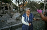 Une femme blessée devant une maison en ruines à Mykolaïv, dans le sud de l'Ukraine, le 29 août 2022