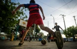 Des jeunes jouent au football dans la banlieue de Managua, le 13 janvier 2016