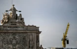 Une grue de chantier dans le ciel de Lisbonne, près de l'arc de triomphe de la rue Augusta, le 19 avril 2018