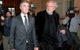 L'ancien ministre du Budget Jérôme Cahuzac (g) avec un de ses avocats Jean-Alain Michel (C), à Paris le 10 février 2016