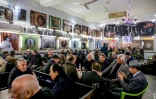 Des Irakiens attablés au café Oum Kalthoum à Bagdad, dans la rue Rachid, le 20 janvier 2019