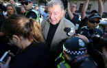 Le cardinal George Pell (au centre) à son arrivée au tribunal, le 27 février 2019 à Melbourne