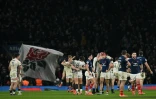 Les joueurs de l'Angleterre célèbrent leur victoire sur les Français à Twickenham, le 8 février