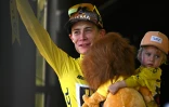 Jonas Vingegaard en compagnie de sa fille après la 20e et avant dernière étape du Tour de France à Rocamadour, samedi 23 juillet