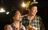 Bonheur des familles qui campaient à l'extérieur de la grotte de Tham Luang en Thaïlande après avoir appris que les 12 enfants et leur entraîneur qui y étaient piégés depuis neuf jours ont été retrouvés sains et saufs, le 2 juillet 2018

des enfants piégés dans une grotte inondée en Thaïlandedans la grotte Family members celebrate while camping out near Than Luang cave following news all members of children's football team and their coach were alive in the cave at Khun Nam Nang Non Forest Park in the Mae Sai district of Chiang Rai province late July 2, 2018.Twelve boys and their football coach trapped in a flooded Thai cave for nine days were "found safe" late July 2, in a miracle rescue after days of painstaking searching by divers.