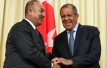 Le ministre des affaires étrangères russe Sergeï Lavrov (à droite) et son homologue turc Mevlüt Cavusoglu à Moscou le 24 août 2018