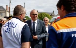 Le ministre de l'Intérieur, Laurent Nunez (C), visite un poste médical avancé installé près d'une free party géante, le 3 mai 2026 à Bengy-sur-Craon, dans le Cher 