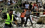 Des secouristes évacuent un corps des lieux d'une frappe israélienne à Qennarit, dans le sud du Liban, le 20 juin 2026