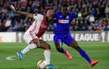 Le défenseur et capitaine de Getafe Djené (d) à la lutte avec l'attaquant de l'Ajax Ryan Babel en Ligue Europa, le 20 février 2020 à Getafe dans la banlieue de Madrid   