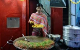 Un cuisinier indien prépare sur un étal de rue à Bangalore des samoussas, boulettes fourrées d'un mélange à base notammment de pommes de terre, oignons et lentilles épicés, le 24 octobre 2014