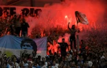 Des supporters marseillais allument des fumigènes lors du match contre Saint-Etienne, le 28 août 2021 à Marseille