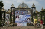 Des photos de la princesse Diana et des fleurs déposées devant le Palais de Kensington, le 29 août 2017 à Londres, à la veille du 20e anniversaire de sa mort