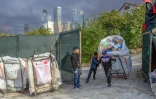 Des réfugiés afghans transportent des déchets recyclables dans une décharge à Istanbul, le 18 novembre 2021 en Turquie