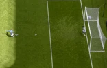 L'attaquant Antoine Griezmann tire le penalty pour la France face au gardien de but australien Mathew Ryan, à Kazan, le 16 juin 2018 