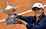 La Polonaise Iga Swiatek brandit son trophée du Foro Italico après sa victoire en finale sur la Tchèque Karolina Pliskova, à Rome, le 16 mai 2021