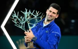 La joie du Serbe Novak Djokovic, après sa victoire face au Russe Daniil Medvedev au Masters 1000 de Paris, le 7 novembre 2021 à l'AccorHotels Arena