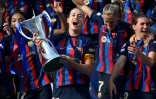 La capitaine du FC Barcelone Alexia Putellas avec le trophée de la Ligue des champions remporté contre Wolfsburg, le 3 juin 2023 à Eindhoven 