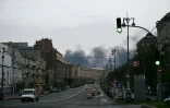 Fumées dans le ciel de Kiev après des frappes russes, le 16 avril 2026