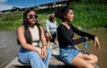 Ketsi Yahuarcani (g) et Wendy Sangama se déplacent en bateau dans le quartier de Belen, à Iquitos, dans le nord du Pérou, le 22 septembre 2026