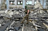 Un soldat ukrainien dans les décombres de l'Institut polytechnique de Kharkiv, le 24 juin 2022