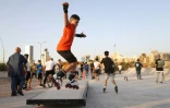 Des skateurs dans le premier skatepark de Libye, inauguré à Tripoli, le 29 mai 2022