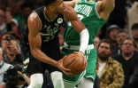 Giannis Antetokounmpo des Milwaukee Bucks gêné par Grant Williams des Boston Celtics dans le match 2 des demi-finales de la Conférence Est en NBA le 3 avril 2022 à Boston