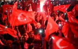 Une foule de partisans de l'opposition devant le siège de la municipalité d'Istanbul, le 31 mars 2024