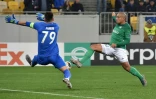 Le gardien d'Olexandriya Yuri Pankiv va faire faute et provoquer un penalty sur le milieu de Saint-Etienne Wahbi Khazri en Ligue Europa, le 7 novembre 2019 à Lviv (Ukraine)