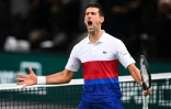 La joie du Serbe Novak Djokovic, après s'être qualifié pour la finale du Masters 1000 de Paris, après sa victoire face au Polonais Hubert Hurkacz, 3-6, 6-0, 7-6 (7/5), le 6 novembre 2021 à l'AccorHotels Arena
