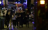 Des personnes évacuées après l'attentat au bataclan le 13 novembre 2015