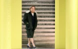 La styliste italienne Miuccia Prada à la fin du défilé de la maison Miu Miu à Paris le 11 mars 2025