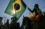 Un drapeau brésilien lors d'une parade à cheval à Sao Felix do Xingu, en Amazonie brésilienne, le 21 juin 2025