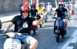 Des passionnés de Vespa participent à la parade des Vespa World Days, marquant le 80e anniversaire de la célèbre marque italienne de scooters, le 27 juin 2026 à Rome 