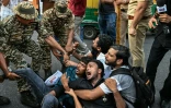 La police arrête des manifestants qui demandent la démission du président de la commission électorale Gyanesh Kumar, à New Delhi en Inde, le 11 octobre 2026