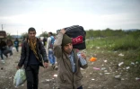Des réfugiés près de Gevgelija en Macédoine le 17 octobre 2015