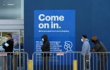 Des clients portant un masque font la queue à bonne distance devant un magasin Best Buy Co. à l'occasion du Black Friday à Hawthorne, Californie, le 27 novembre 2020

