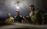 Le président ukrainien Volodymyr Zelensky (C), sur une ligne de front près de Zaporijjia, photo prise et diffusée le 5 juin 2022 par la présidence ukrainienne