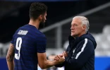 Le sélectionneur des Bleus Didier Deschamps félicite Olivier Giroud pour son match contre l'Ukraine au Stade France, le 7 octobre 2020