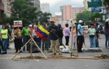 Des manifestants bloquent une rue de Caracas le 2 mai 2017